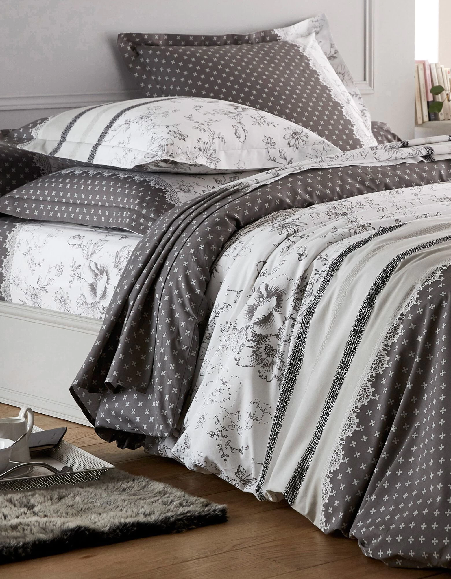 Linge De Lit Gabrielle En Flanelle Imprimé Fleurs Et Dentelle 2 Linge De Lit Gabrielle En Flanelle Imprimé Fleurs Et Dentelle – Image 2