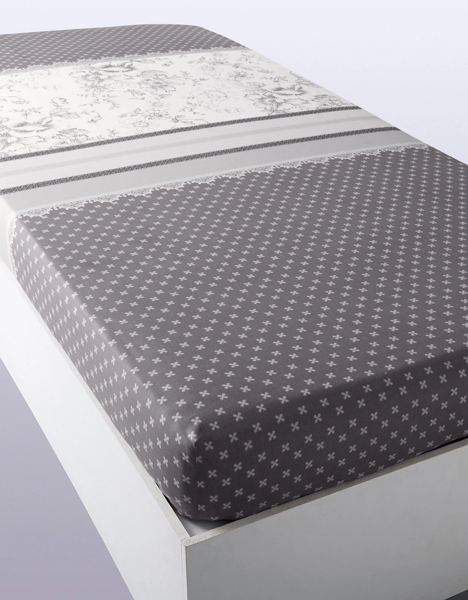 Linge De Lit Gabrielle En Flanelle Imprimé Fleurs Et Dentelle 3 Linge De Lit Gabrielle En Flanelle Imprimé Fleurs Et Dentelle – Image 3