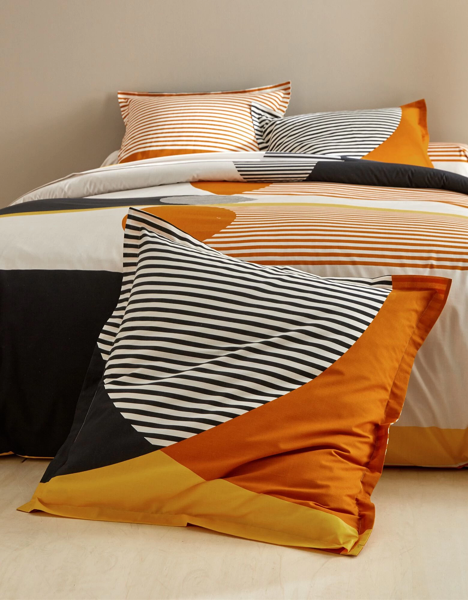 Linge De Lit Nico En Coton Imprimé Rayures Style Graphique 3 Linge De Lit Nico En Coton Imprimé Rayures Style Graphique – Image 3