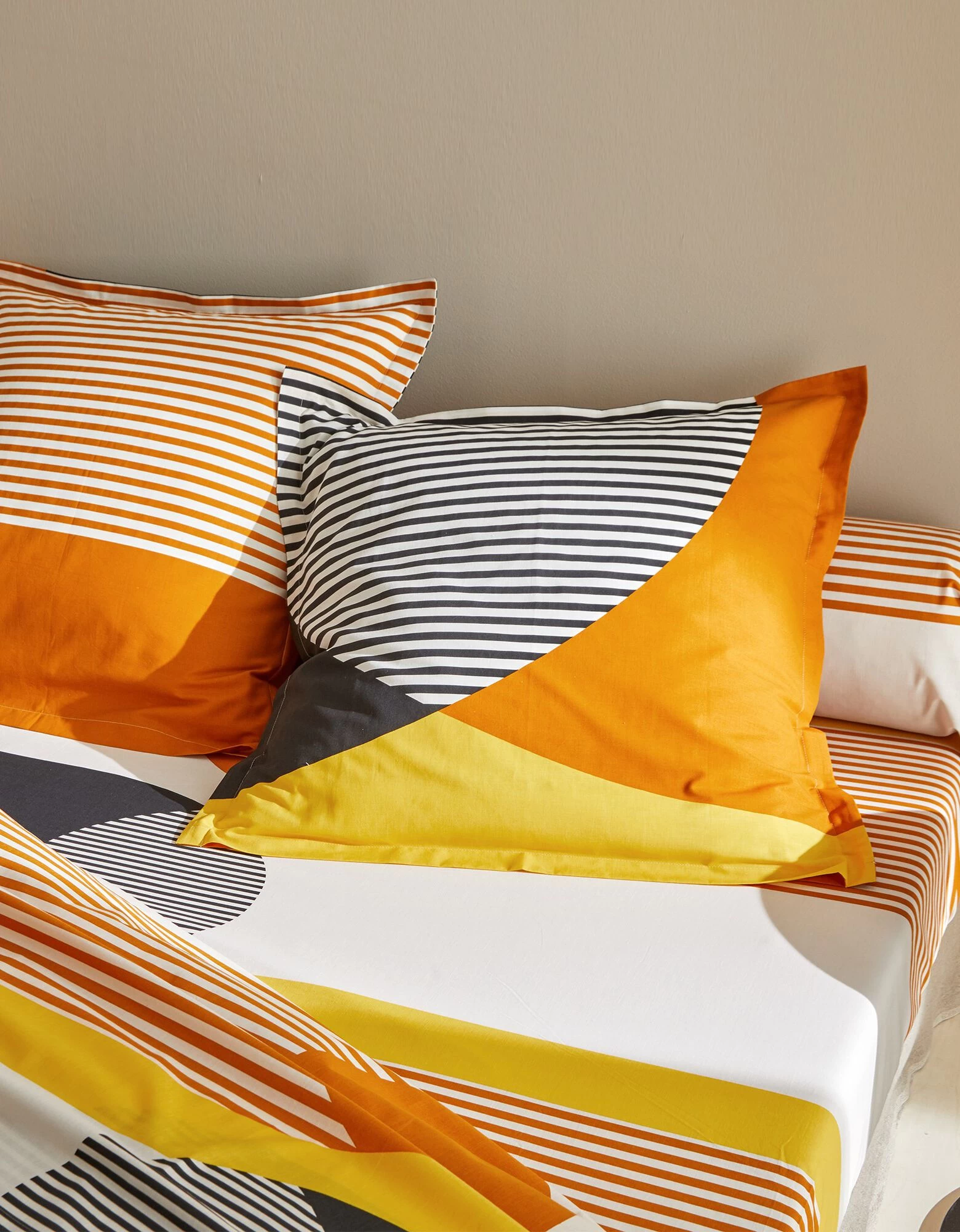 Linge De Lit Nico En Coton Imprimé Rayures Style Graphique 4 Linge De Lit Nico En Coton Imprimé Rayures Style Graphique – Image 4