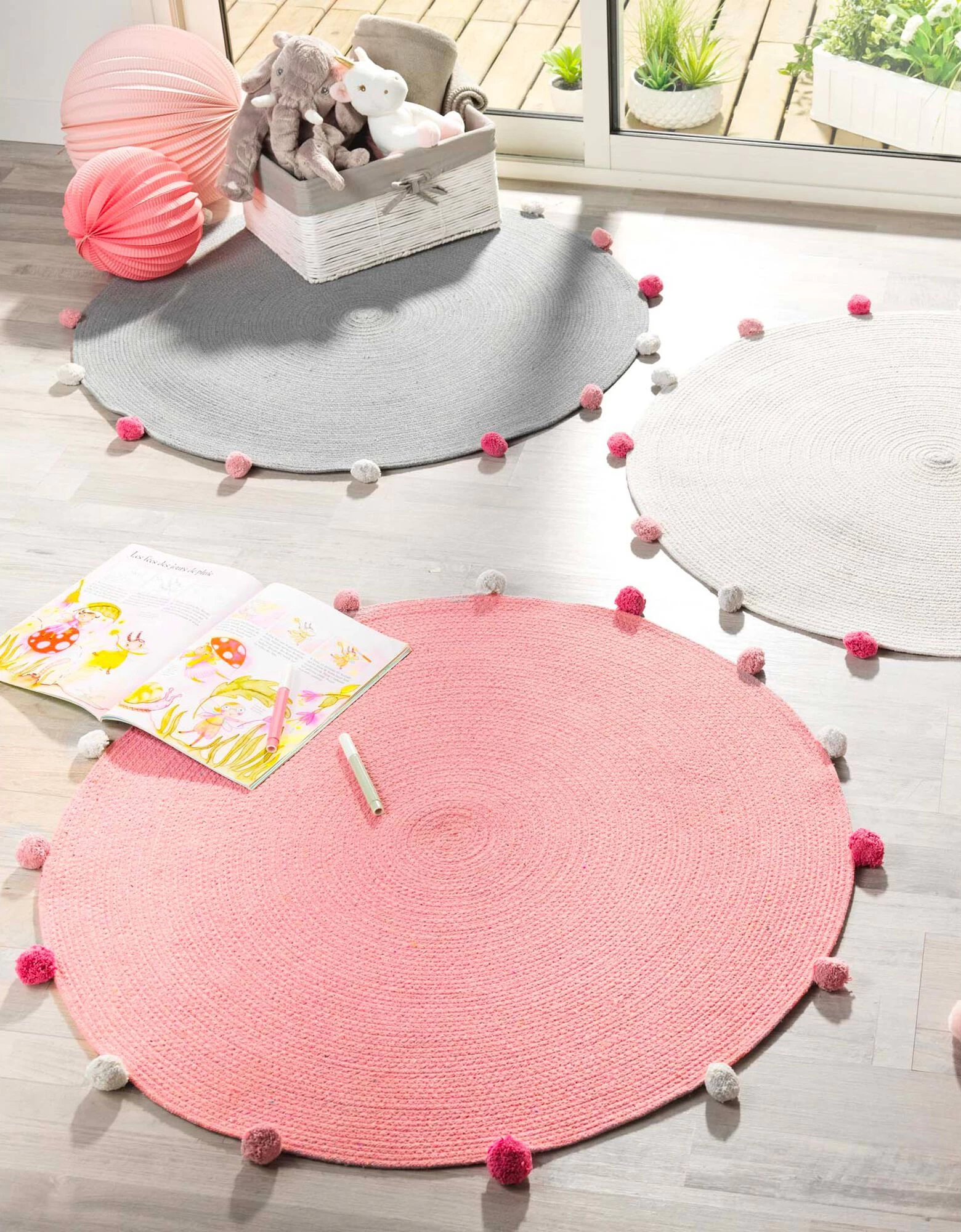 Tapis Rond Finition Pompons Gris/rose 2 Tapis Rond Finition Pompons Gris/rose – Image 2