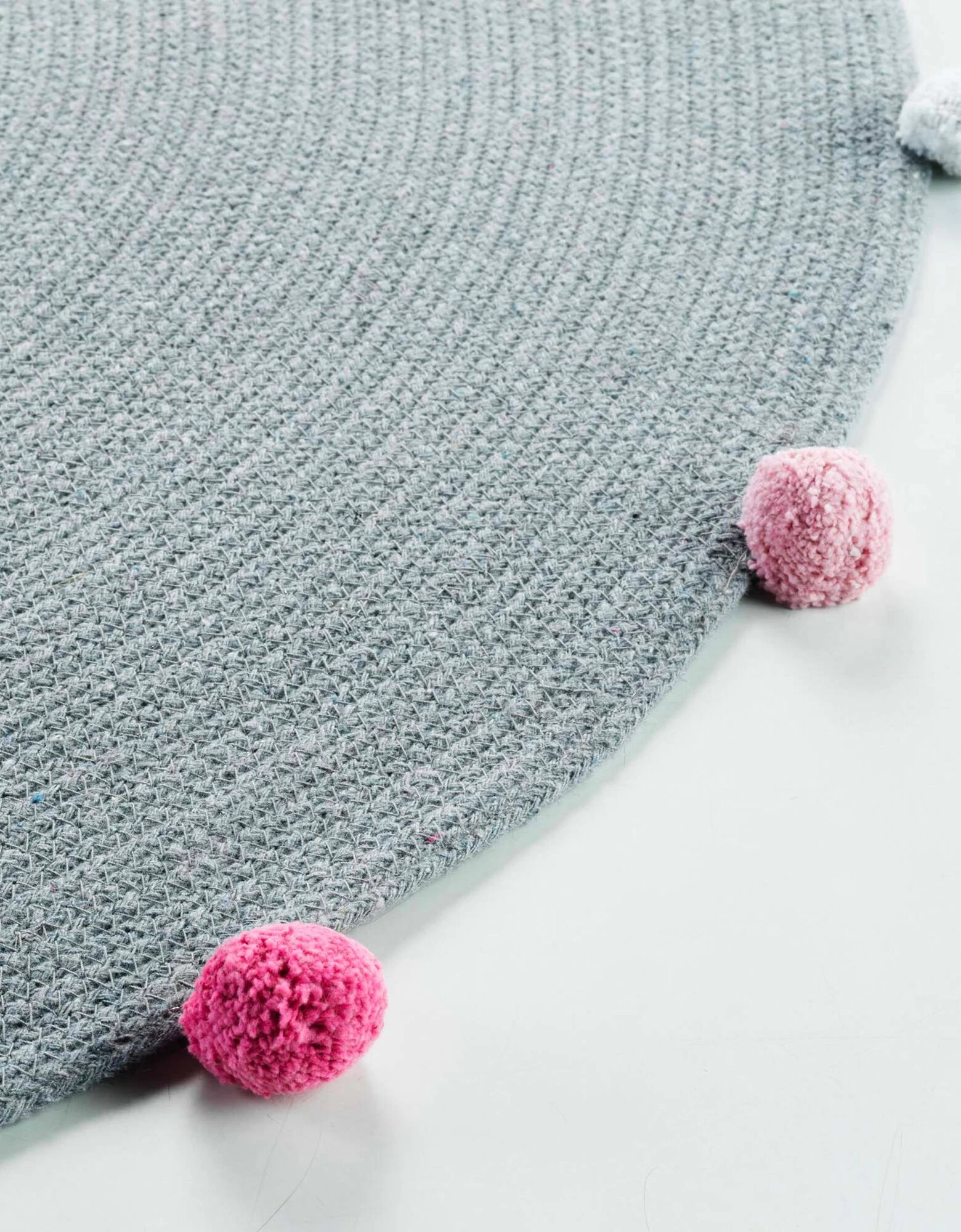Tapis Rond Finition Pompons Gris/rose 3 Tapis Rond Finition Pompons Gris/rose – Image 3