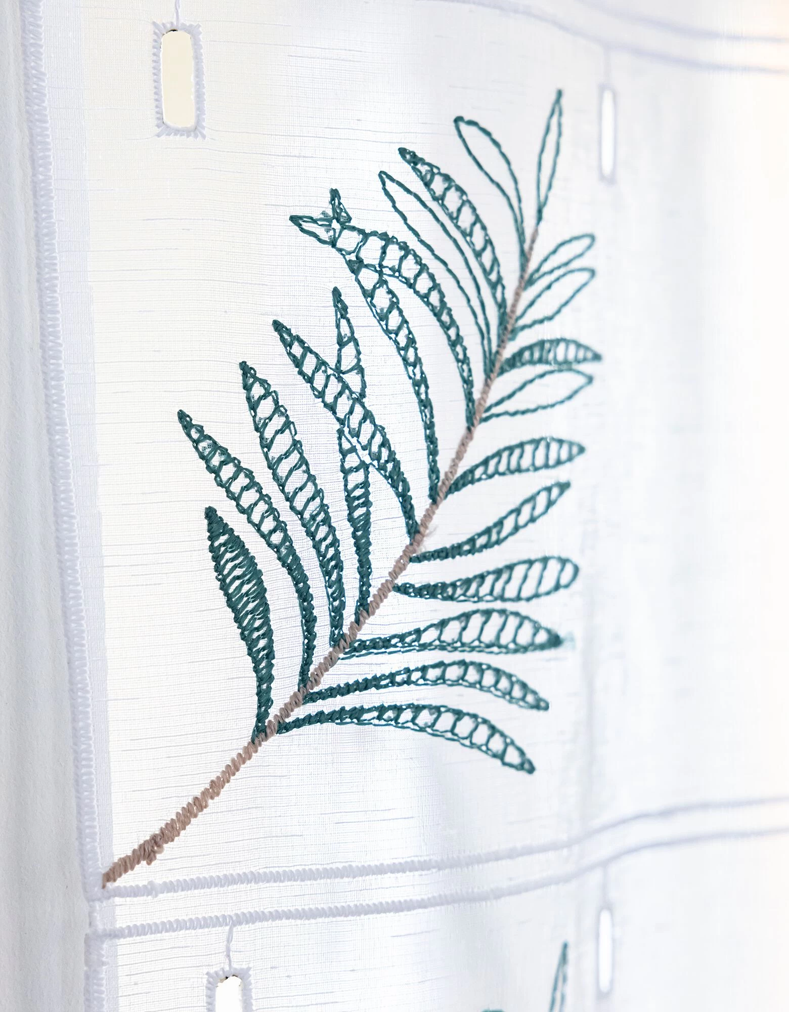 Voilage Modulable En Hauteur Broderie Feuilles De Palmier 3 Voilage Modulable En Hauteur Broderie Feuilles De Palmier – Image 3