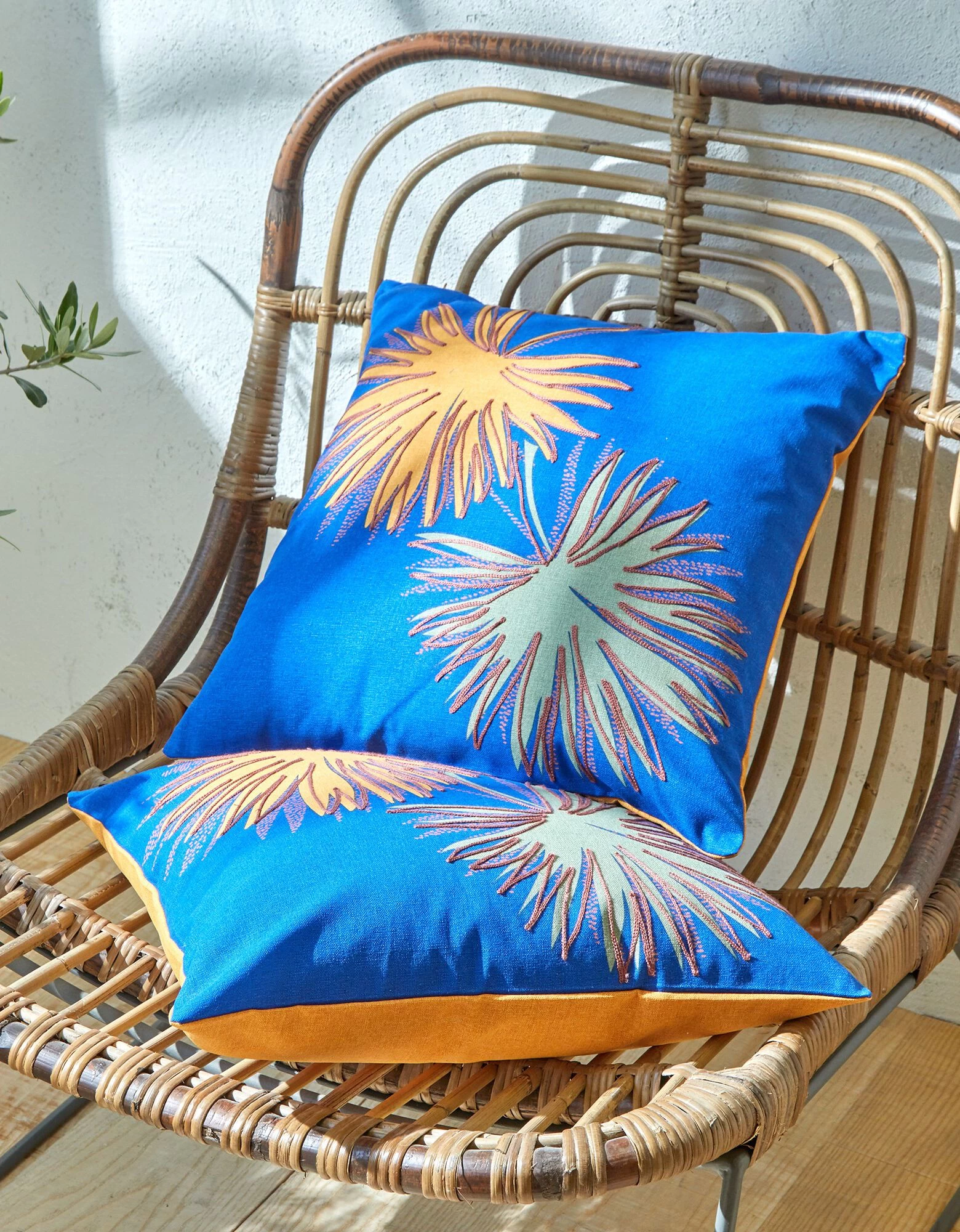 Housse De Coussin Brodé Feuilles De Palmier, Collection Ninole - Lot De 2 3 Housse De Coussin Brodé Feuilles De Palmier, Collection Ninole - Lot De 2 – Image 3