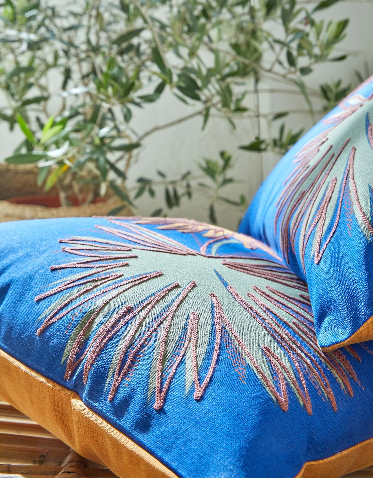 Housse De Coussin Brodé Feuilles De Palmier, Collection Ninole - Lot De 2 4 Housse De Coussin Brodé Feuilles De Palmier, Collection Ninole - Lot De 2 – Image 4